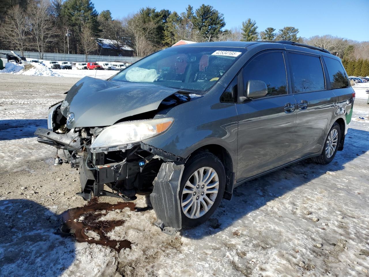2011 Toyota Sienna Xle for Sale in Mendon, MA - Front End