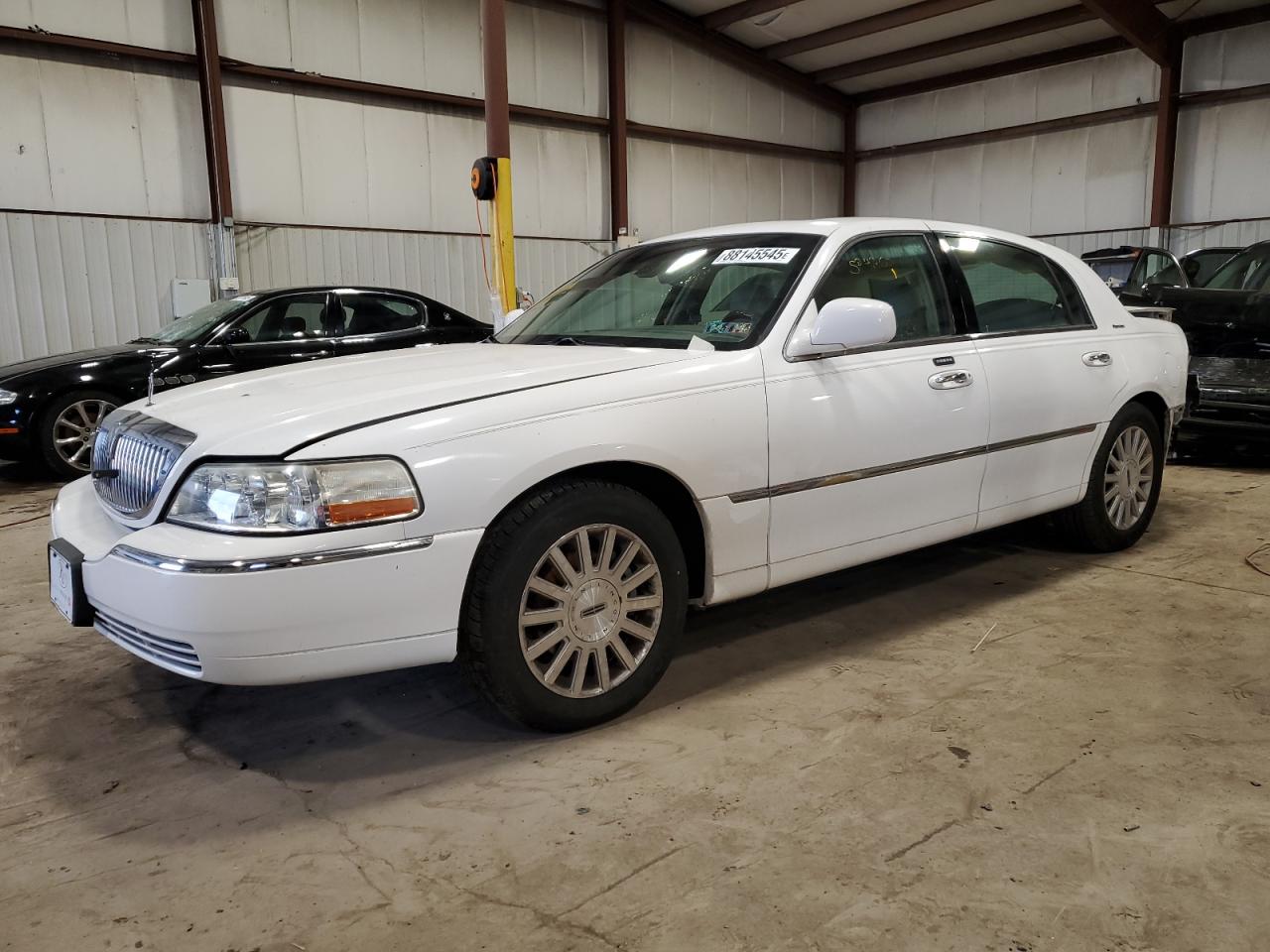 2003 Lincoln Town Car Signature white null gas 1LNHM82WX3Y687013 photo #1