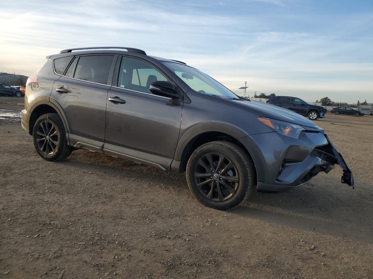 VIN 2T3RFREV5JW711740 2018 TOYOTA RAV4 no.4