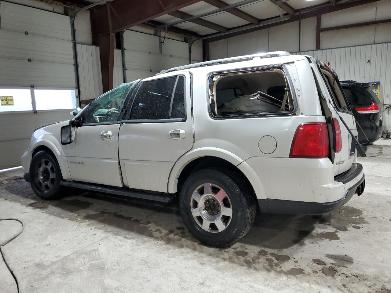 2006 Lincoln Navigator - Image 2