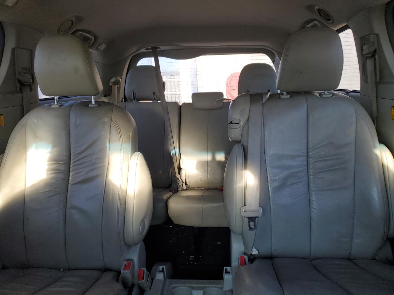 2011 Toyota Sienna - Image 10