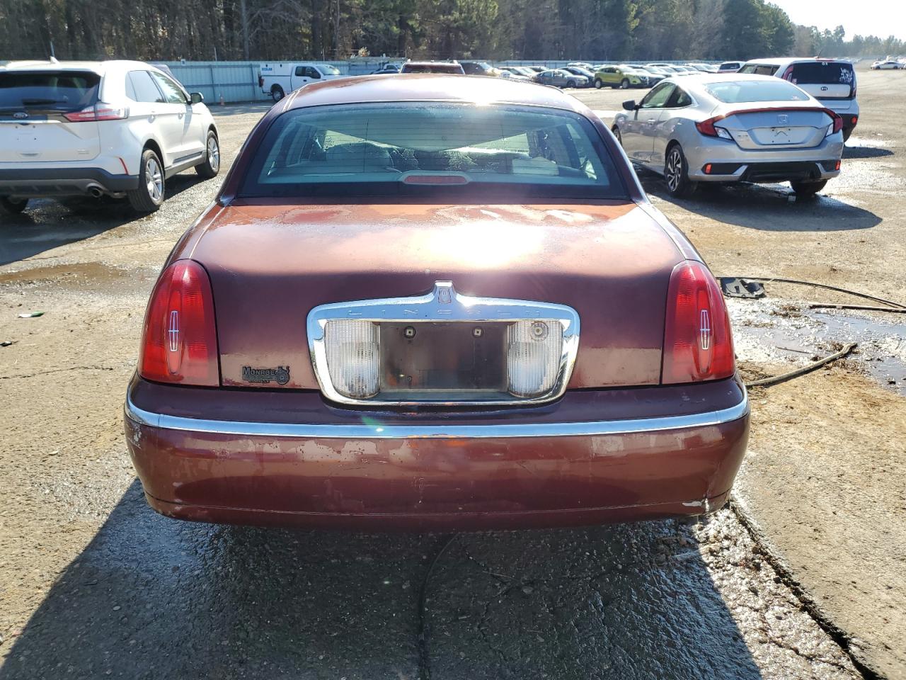 2000 Lincoln Town Car - Image 6
