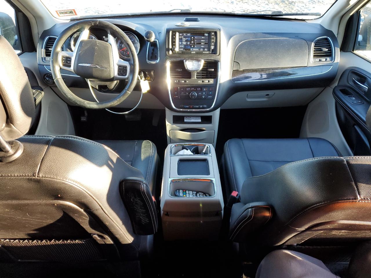 2016 Chrysler Town & Country - Image 8