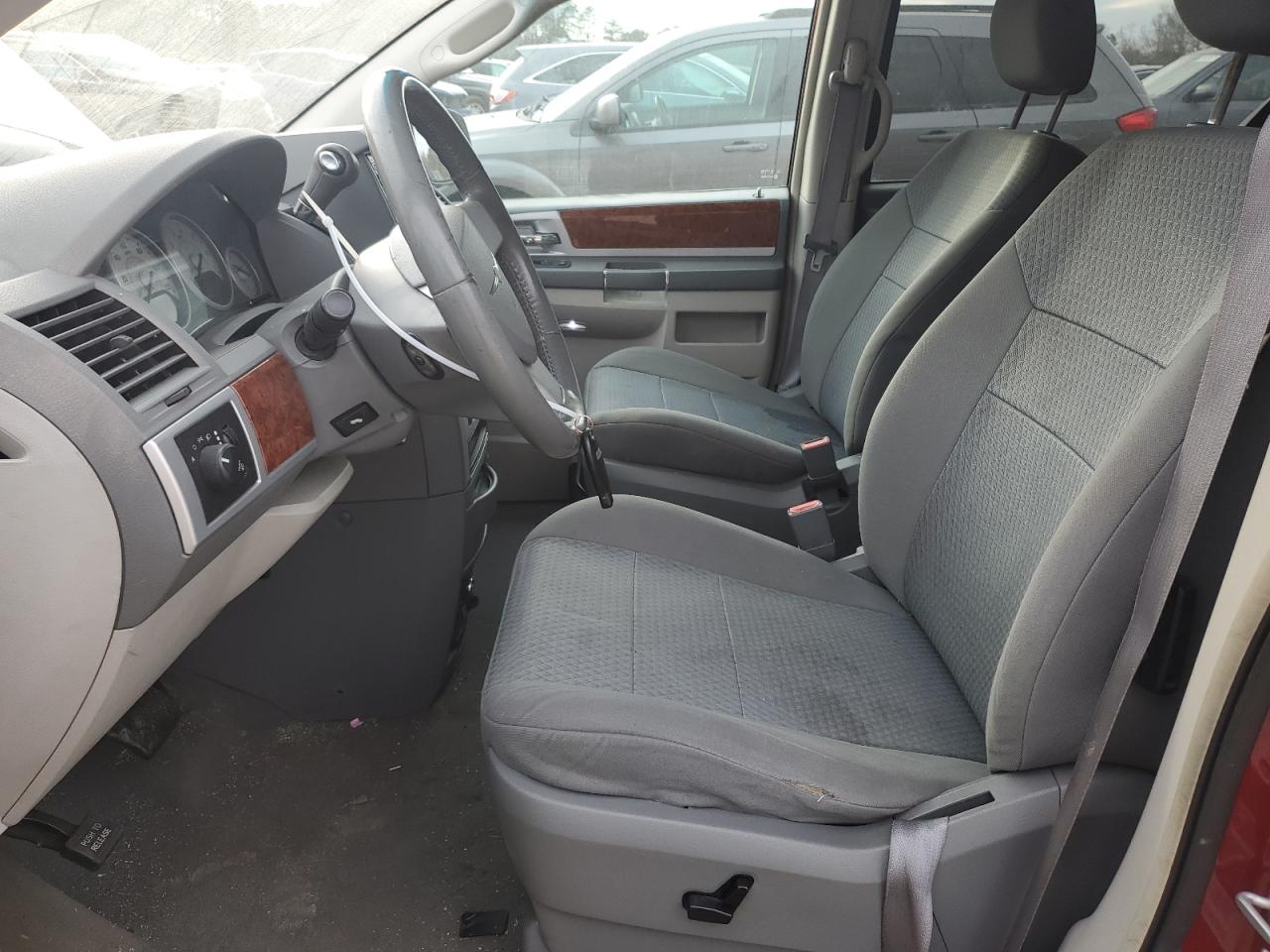 2009 Chrysler Town & Country - Image 7