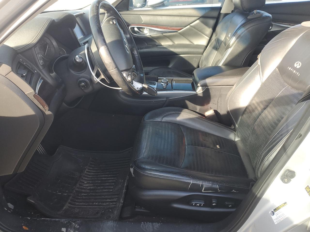 2011 Infiniti M - Image 7
