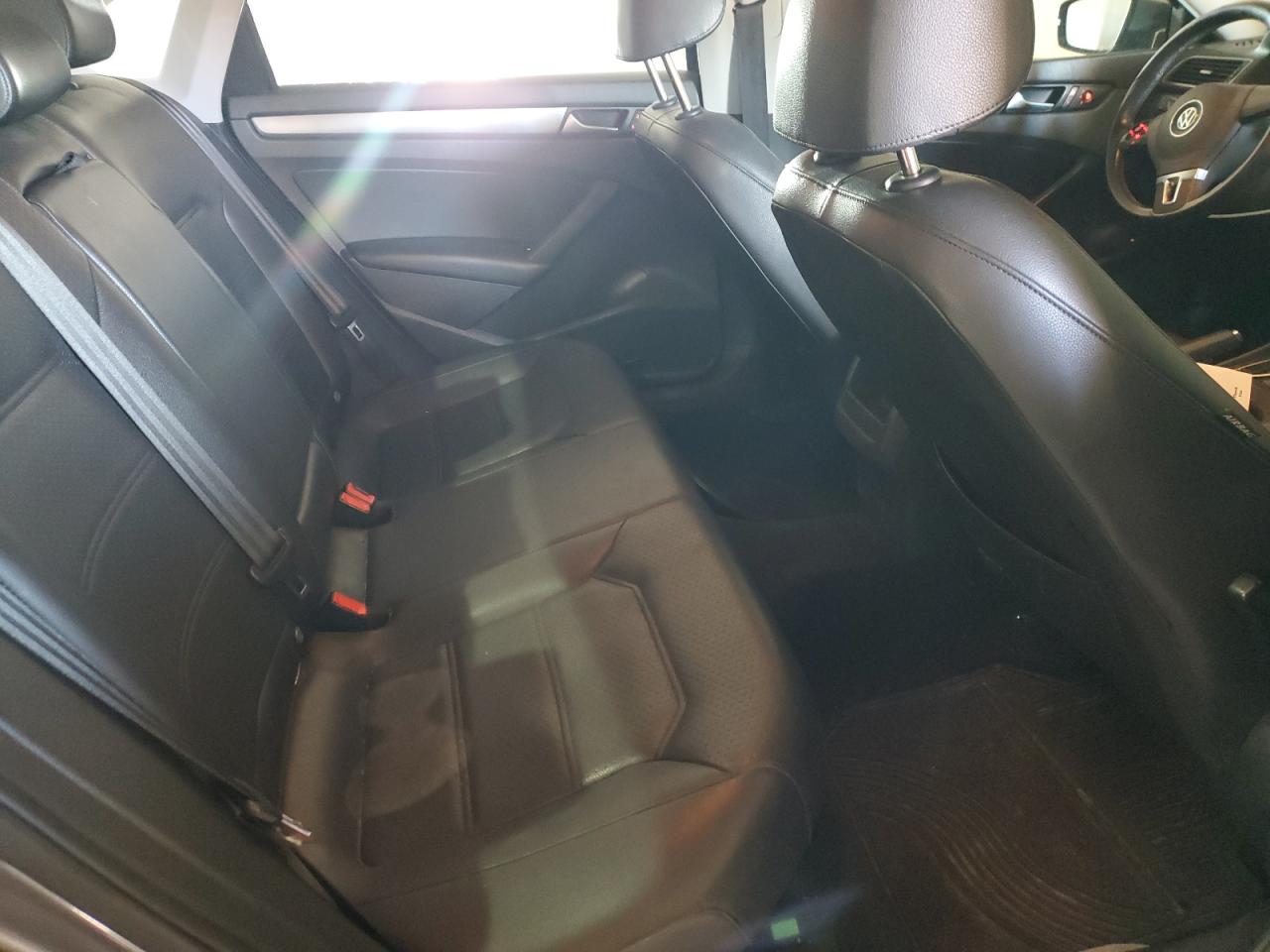 2015 Volkswagen Passat - Image 10