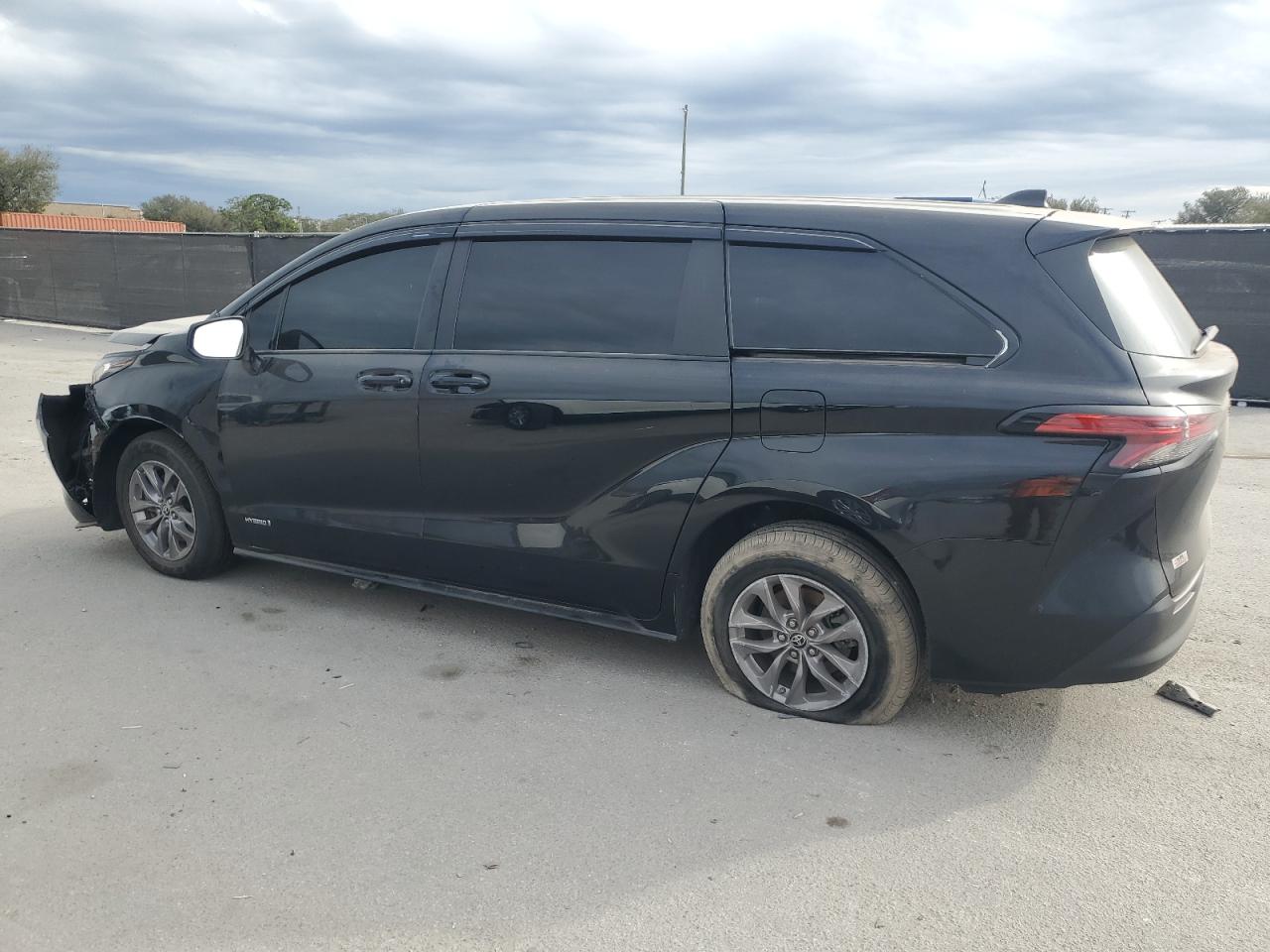 2021 Toyota Sienna - Image 2