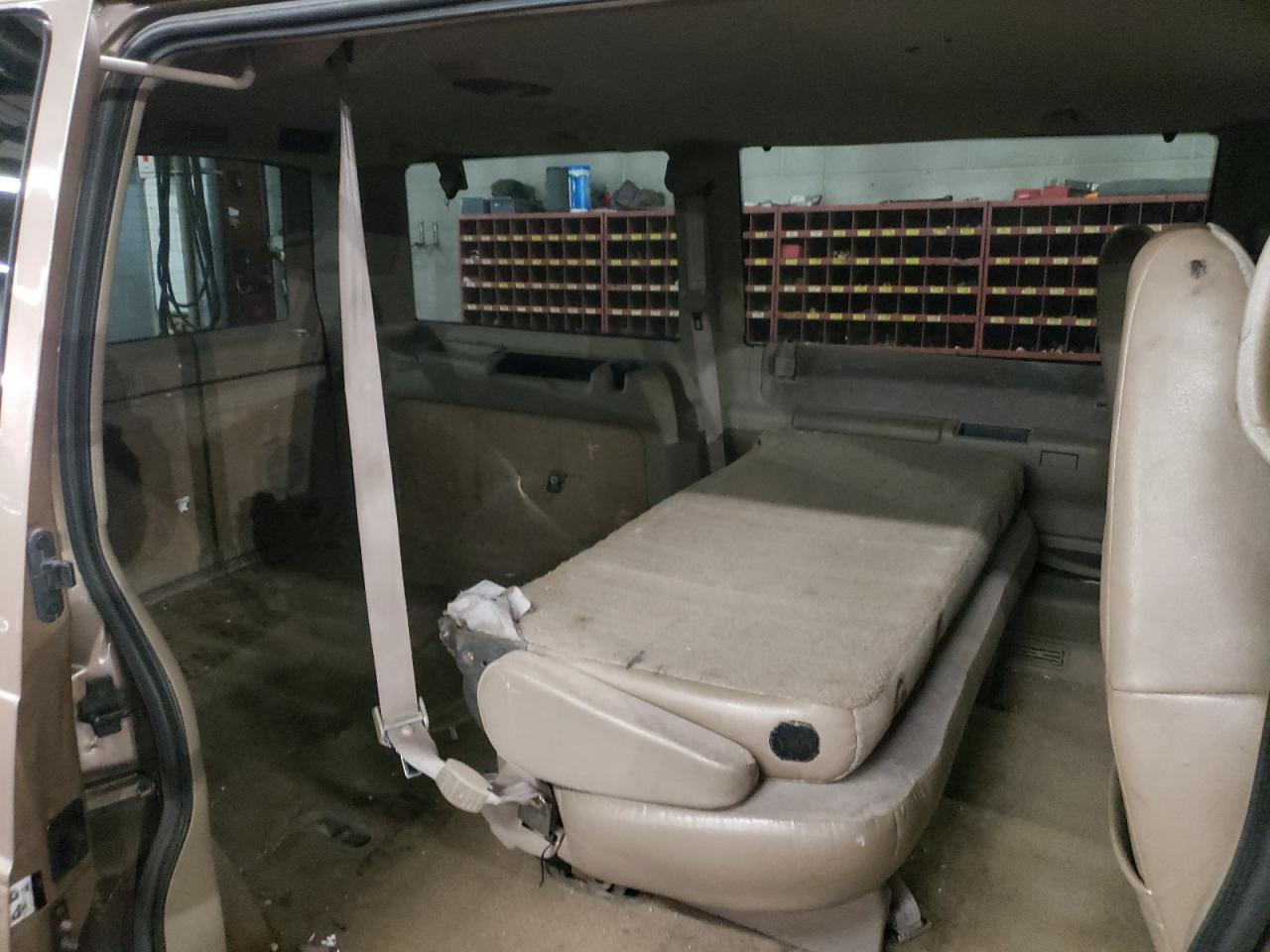 2003 Chevrolet Astro - Image 11