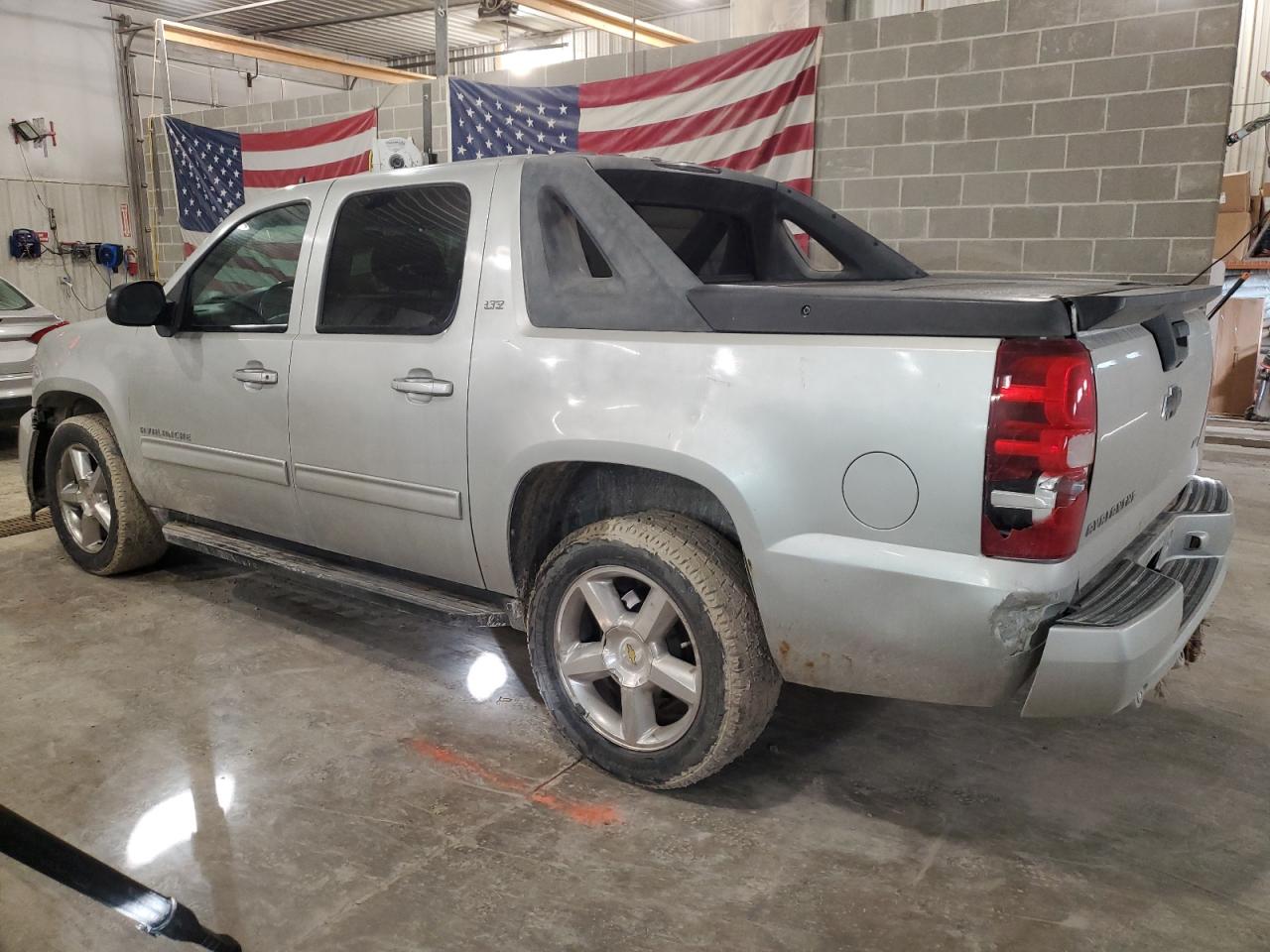 2010 Chevrolet Avalanche - Image 2