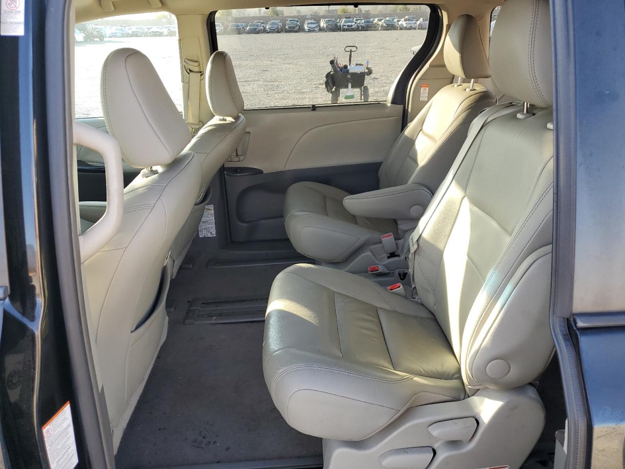 2017 Toyota Sienna - Image 11