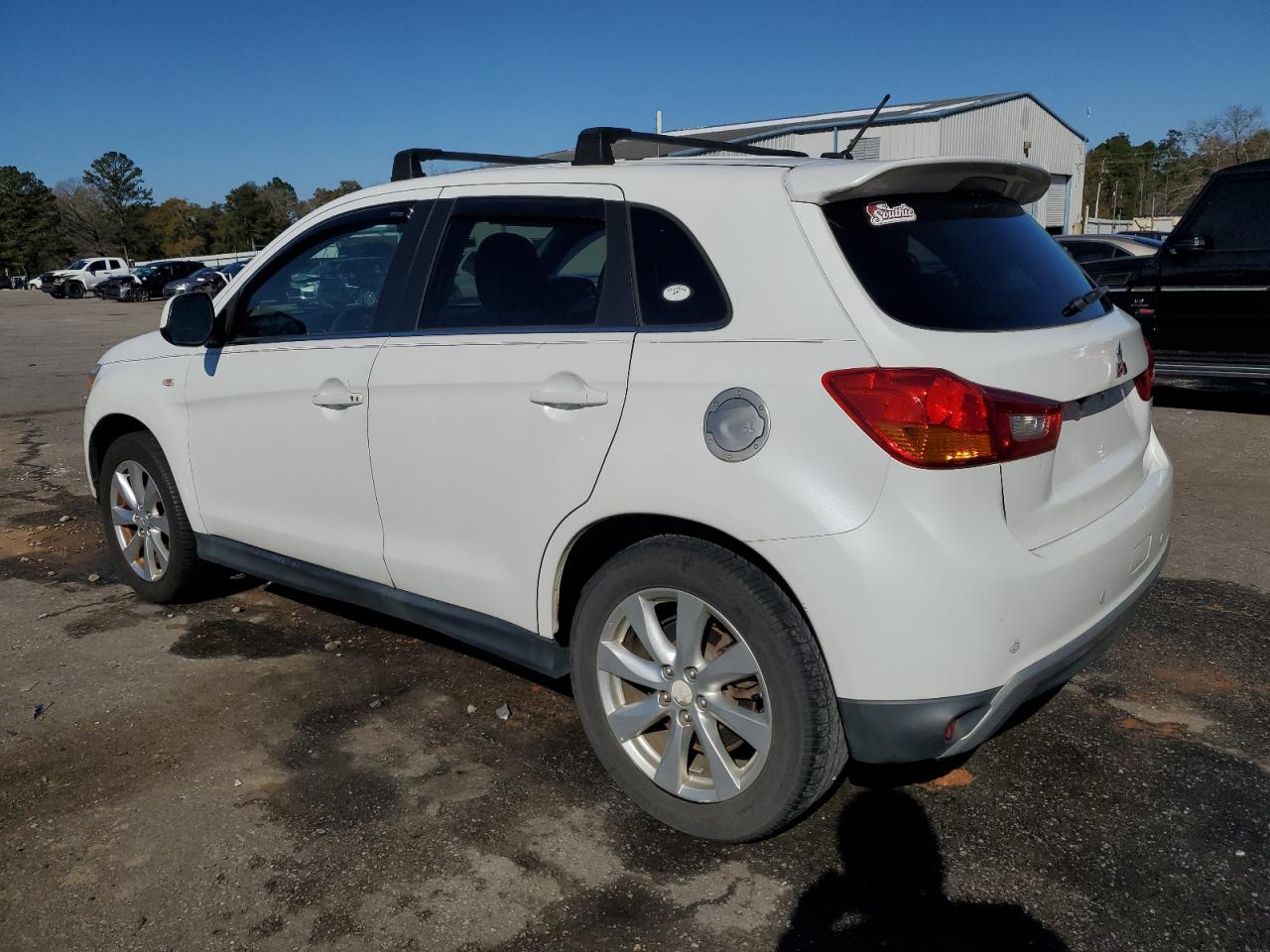 2014 Mitsubishi Outlander - Image 2