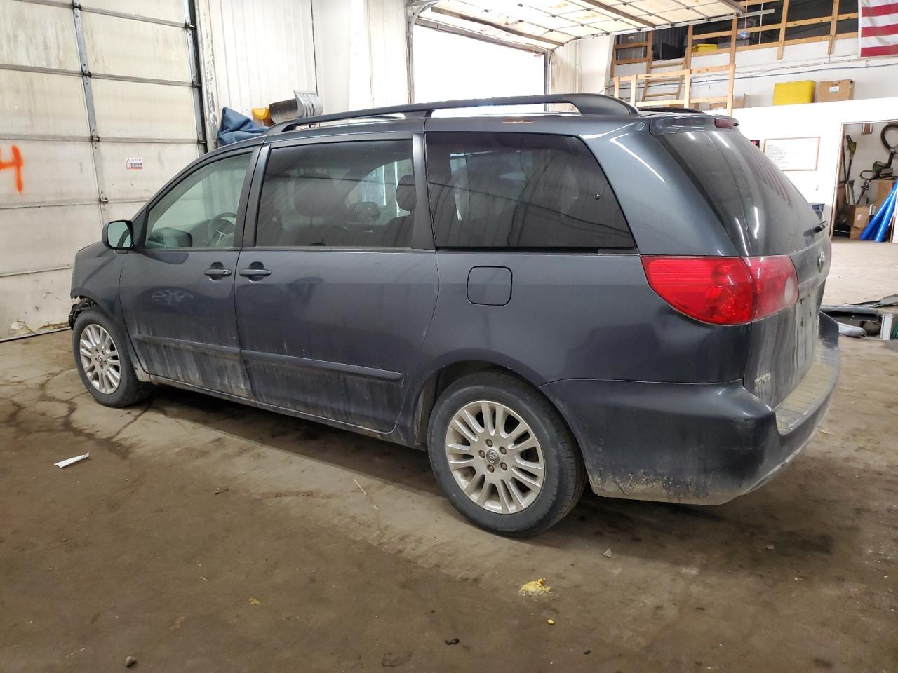 2010 Toyota Sienna - Image 2