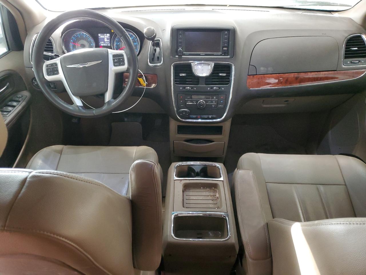 2016 Chrysler Town & Country - Image 8