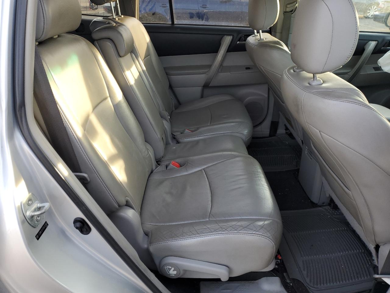 2013 Toyota Highlander - Image 11