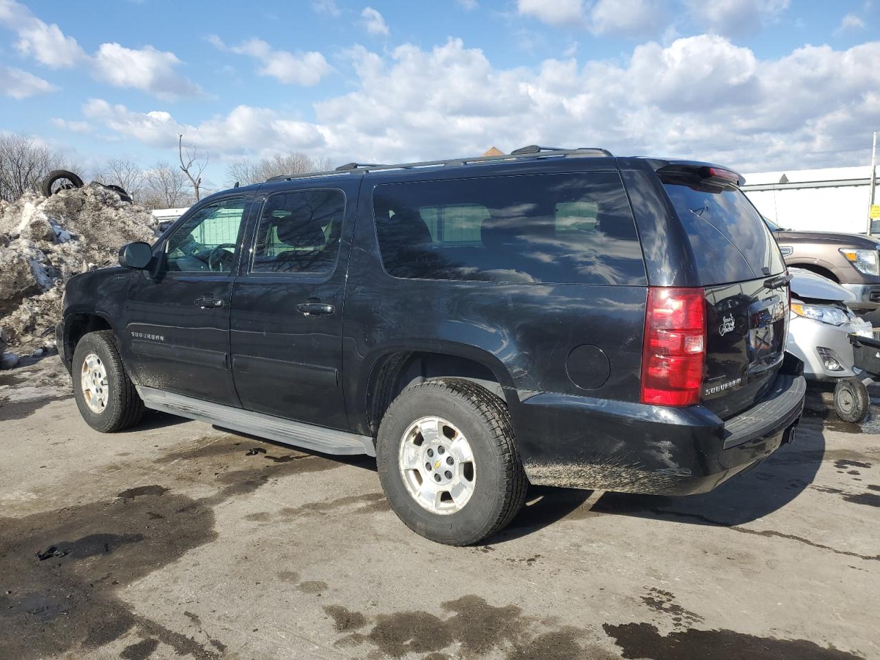2011 Chevrolet Suburban - Image 2