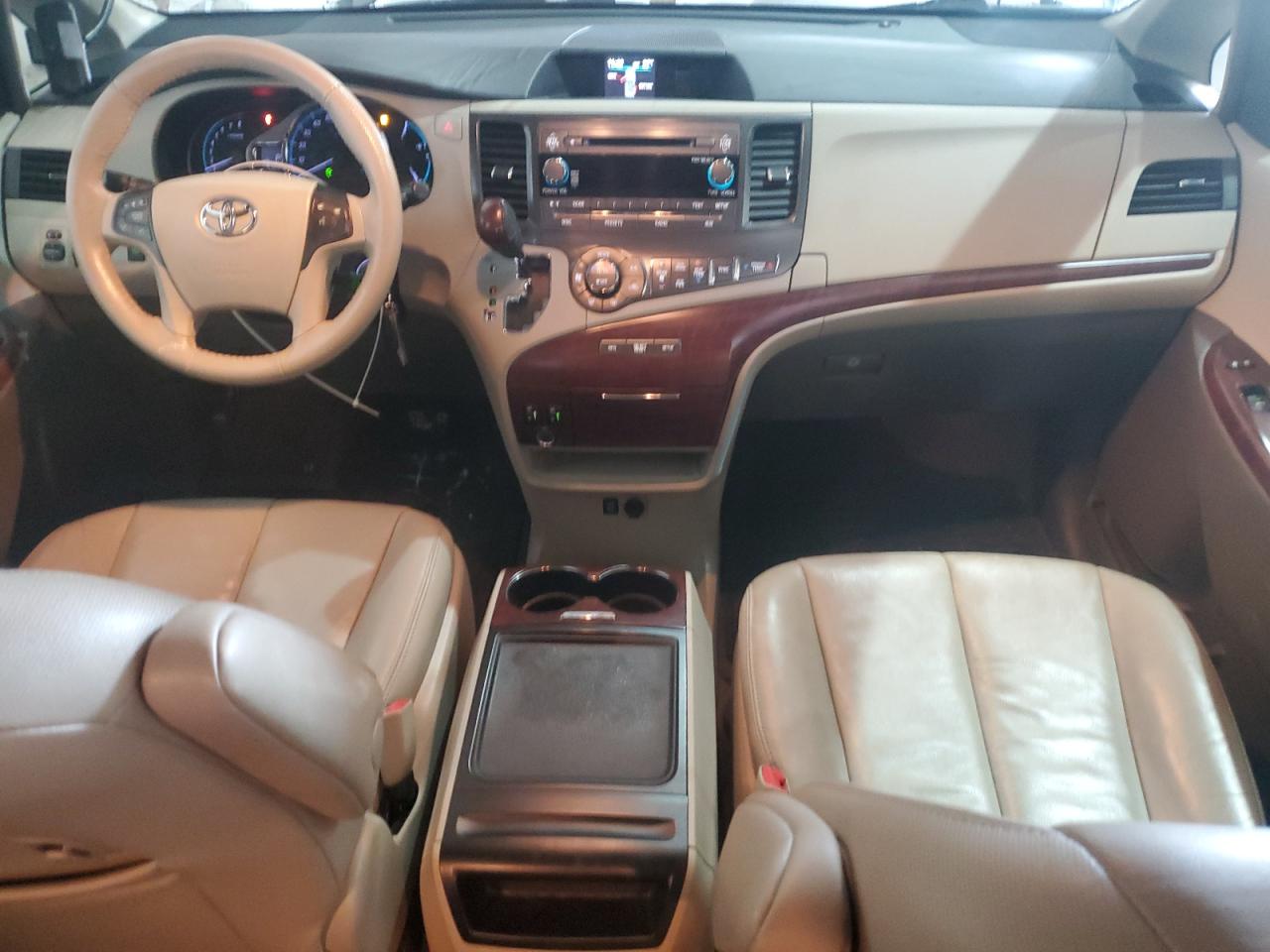 2014 Toyota Sienna - Image 8