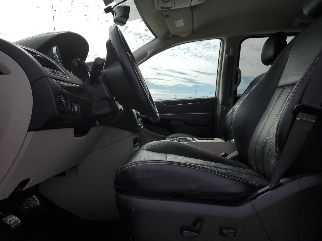 2016 Chrysler Town & Country - Image 7