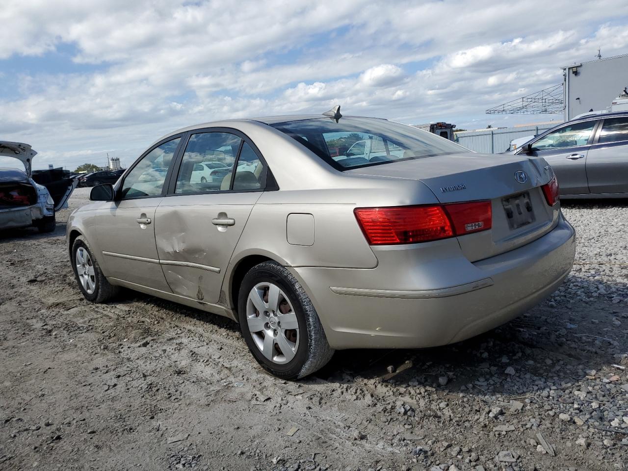 2009 Hyundai Sonata - Image 2