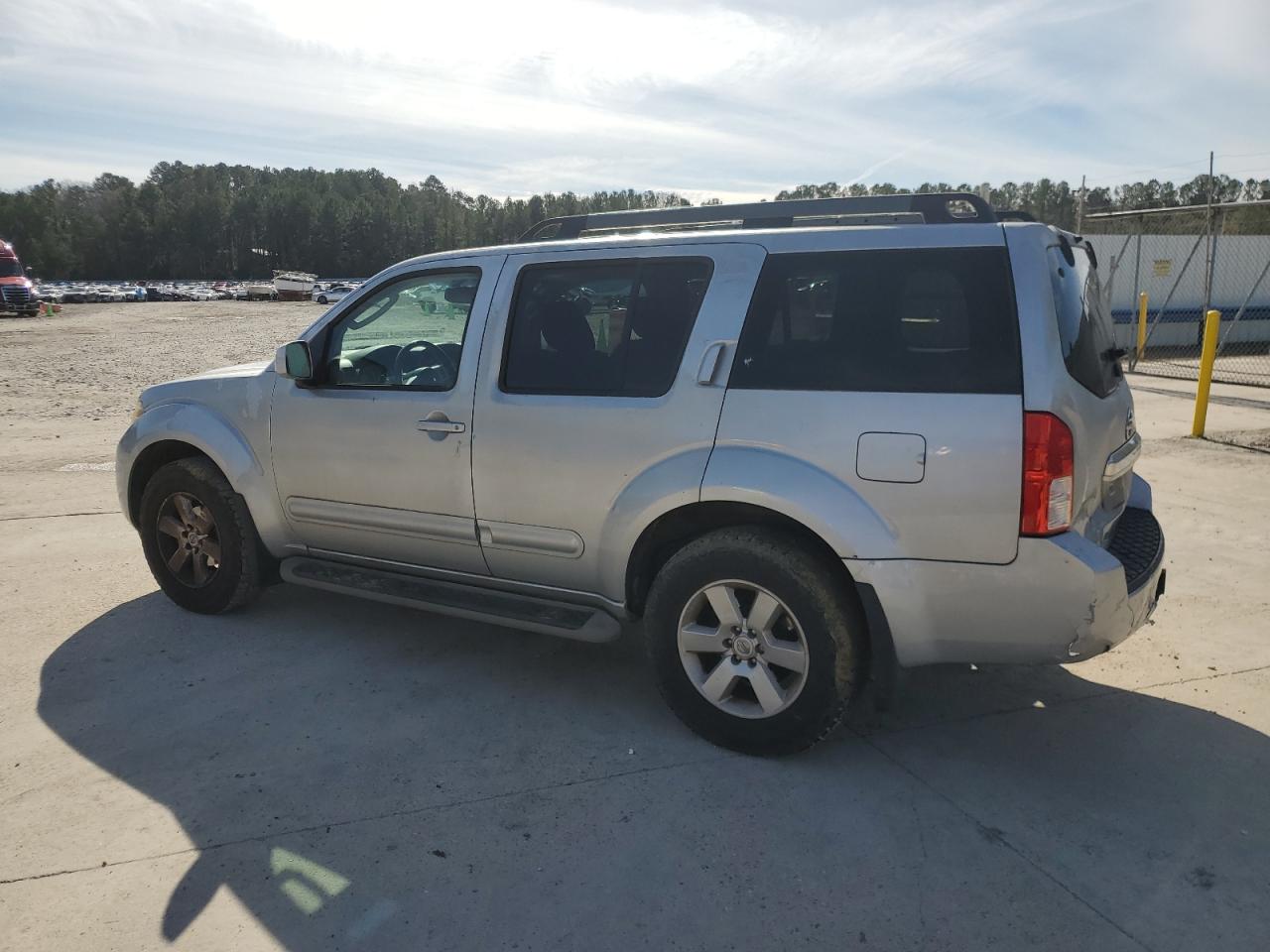 2011 Nissan Pathfinder - Image 2