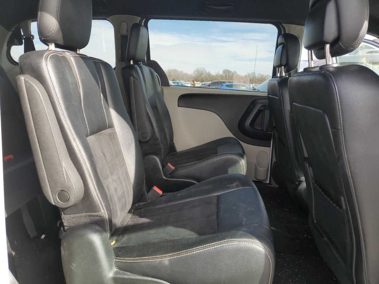 2018 Dodge Caravan - Image 11