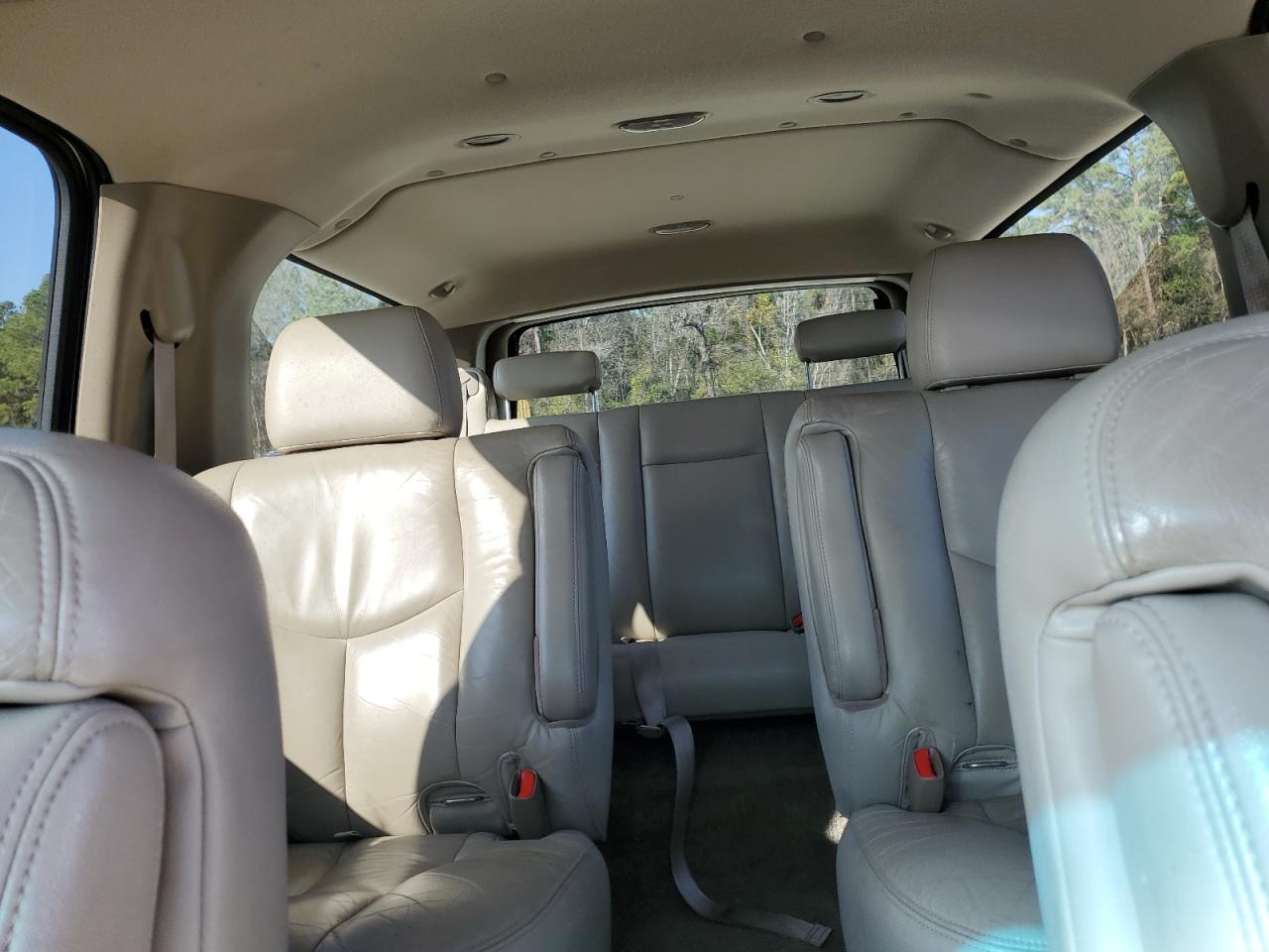 2003 Chevrolet Suburban - Image 10