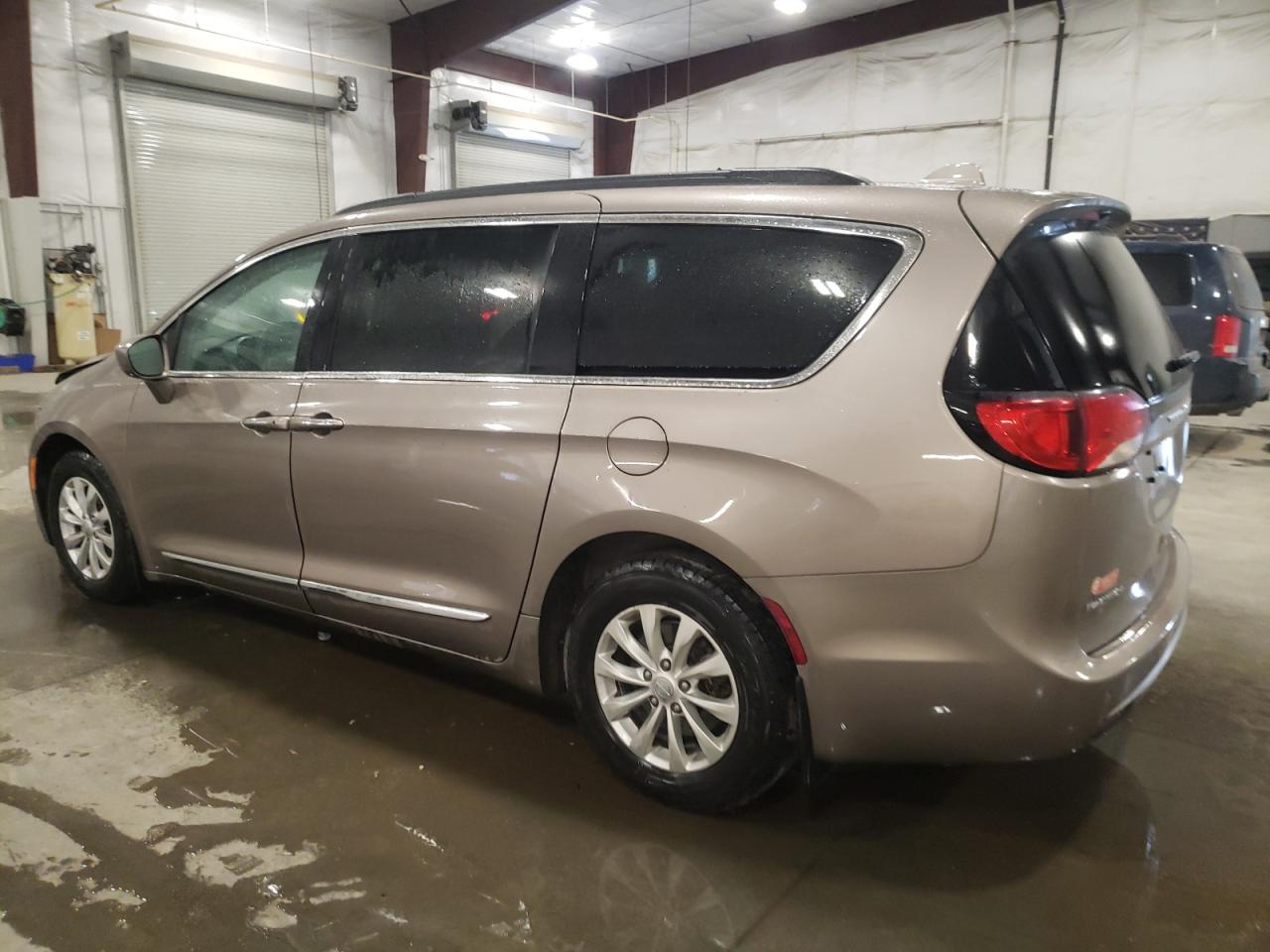2017 Chrysler Pacifica - Image 2