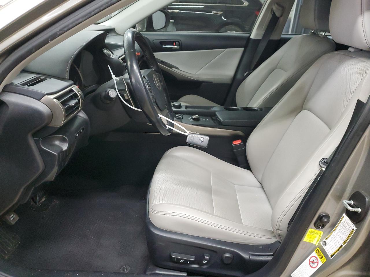 2015 Lexus IS - Image 7