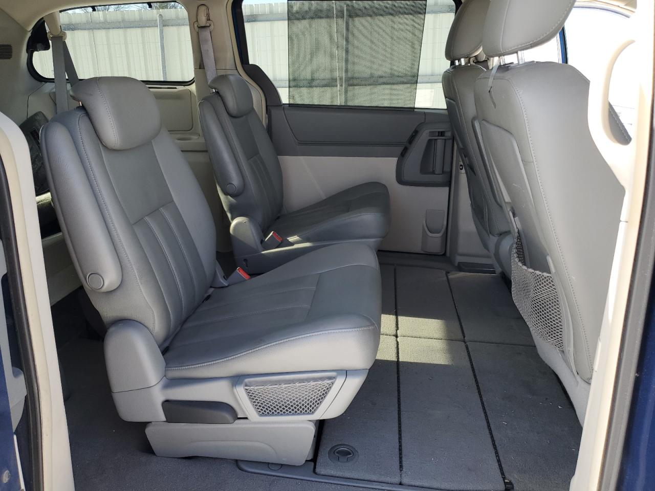 2010 Dodge Caravan - Image 11