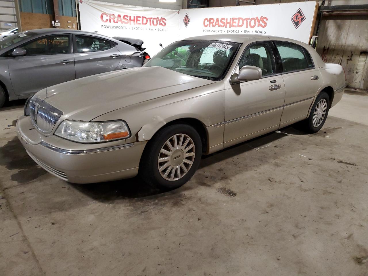 2004 Lincoln Town Car - Image 1