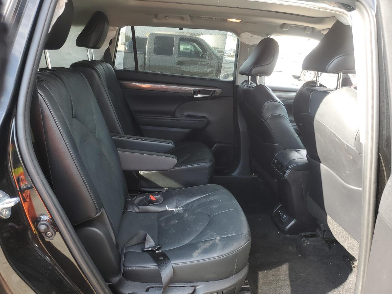 2022 Toyota Highlander - Image 11