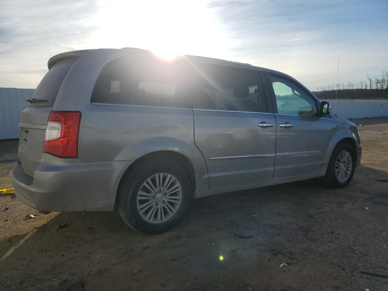 2014 Chrysler Town & Country - Image 3