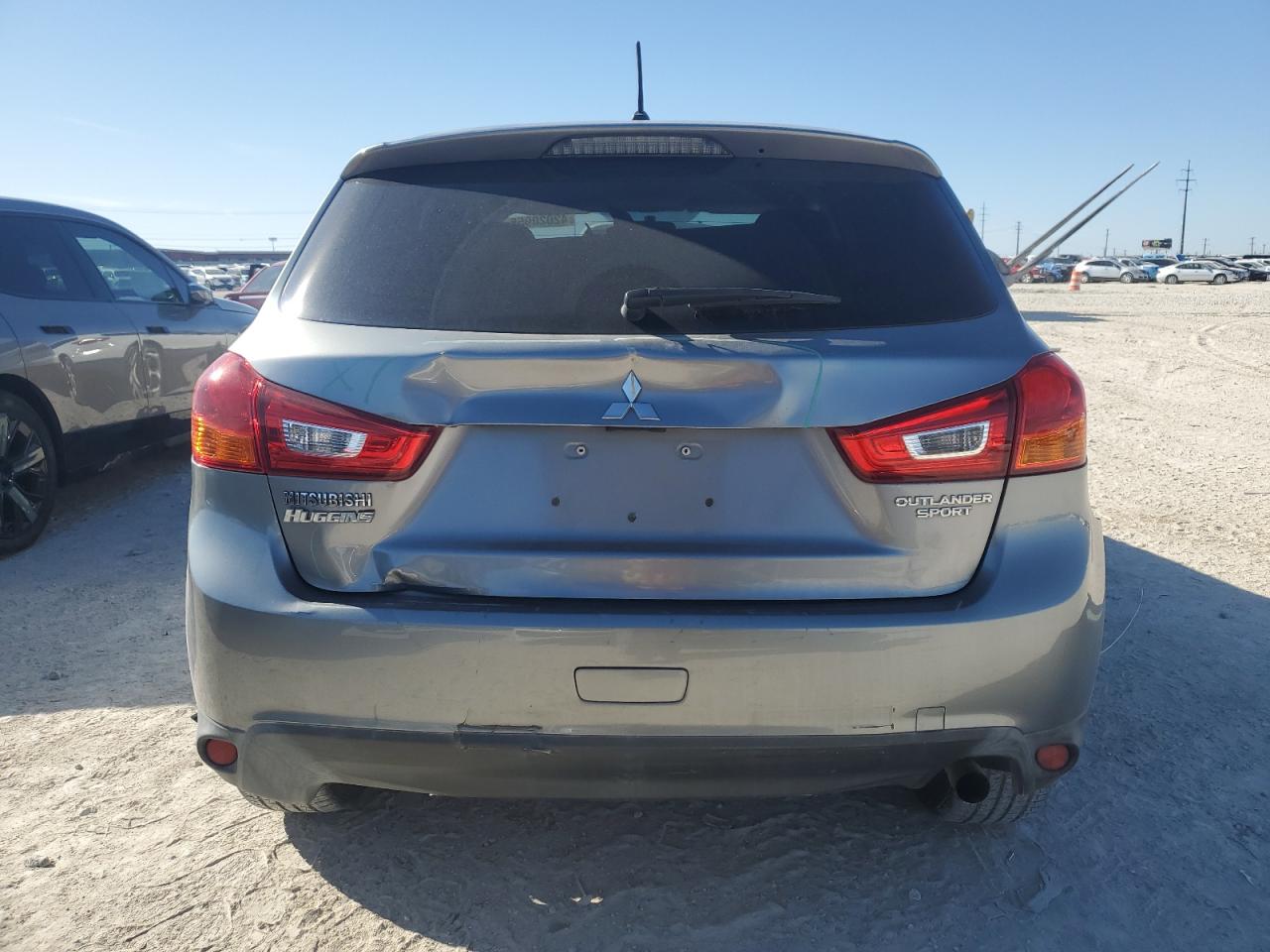 2016 Mitsubishi Outlander - Image 6