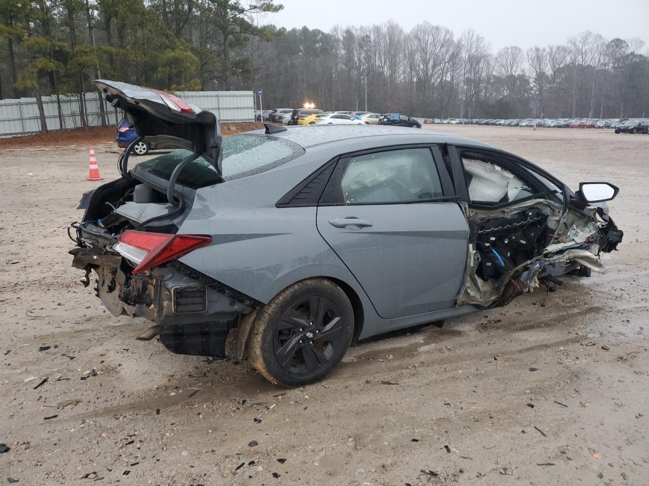 2021 Hyundai Elantra - Image 3