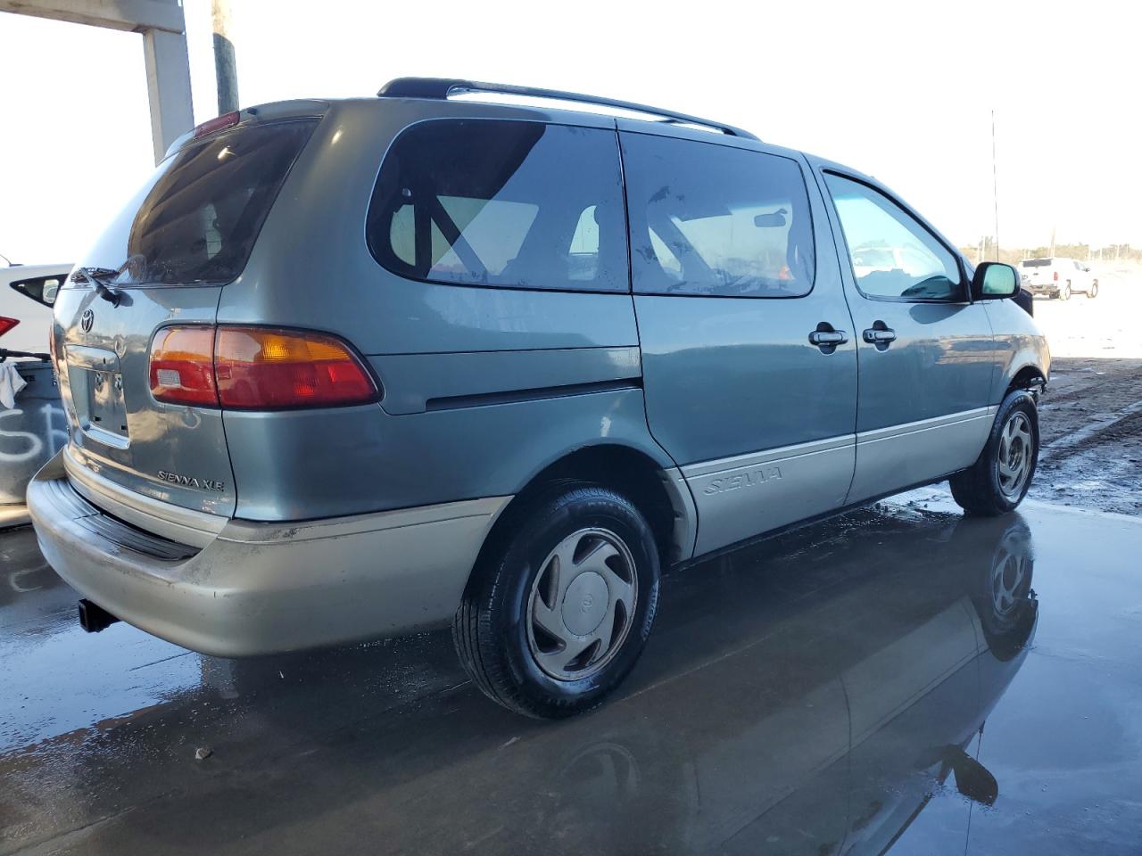 1999 Toyota Sienna - Image 3