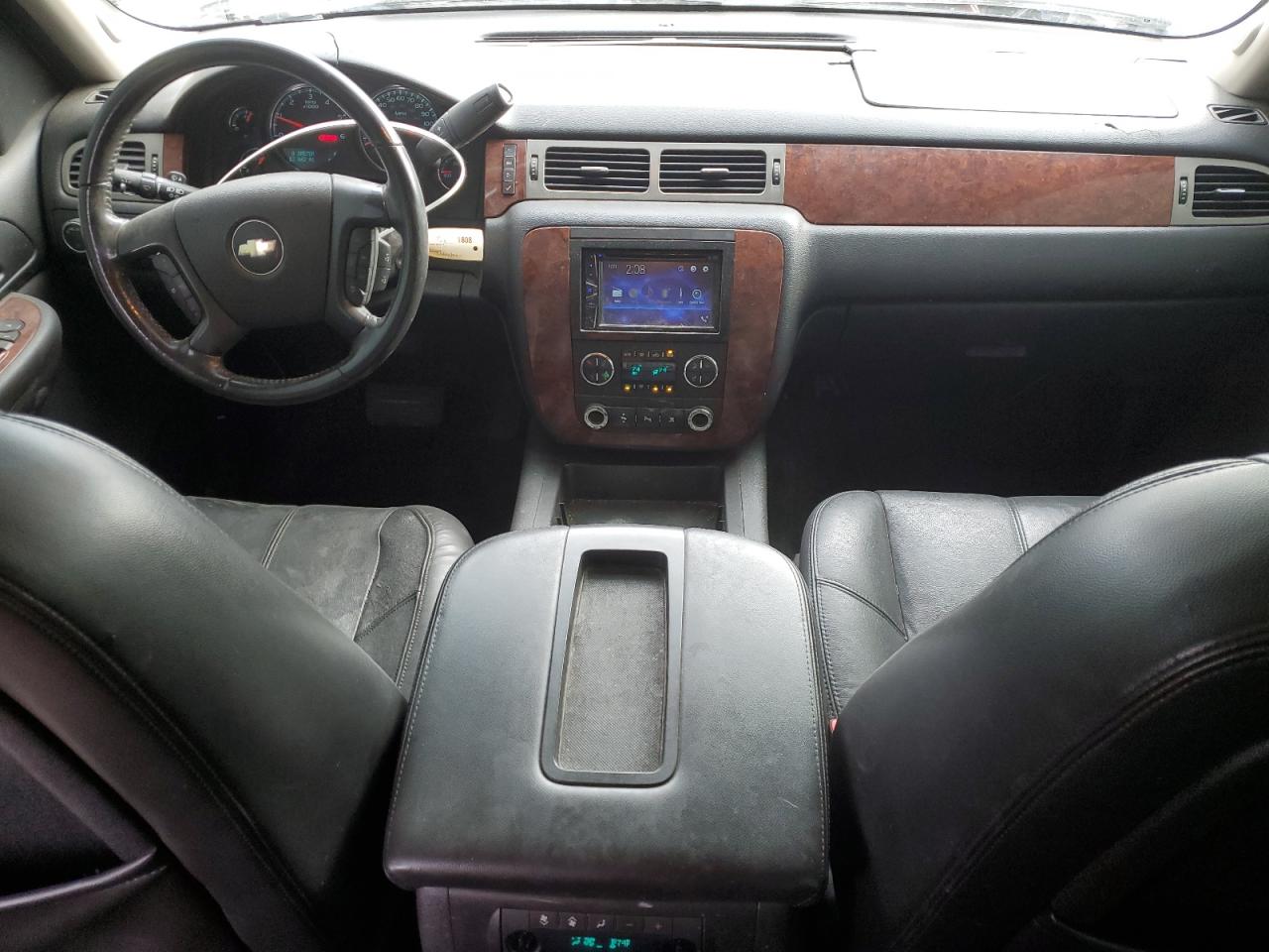 2009 Chevrolet Suburban - Image 8