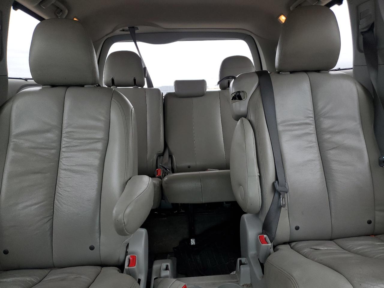 2014 Toyota Sienna - Image 10