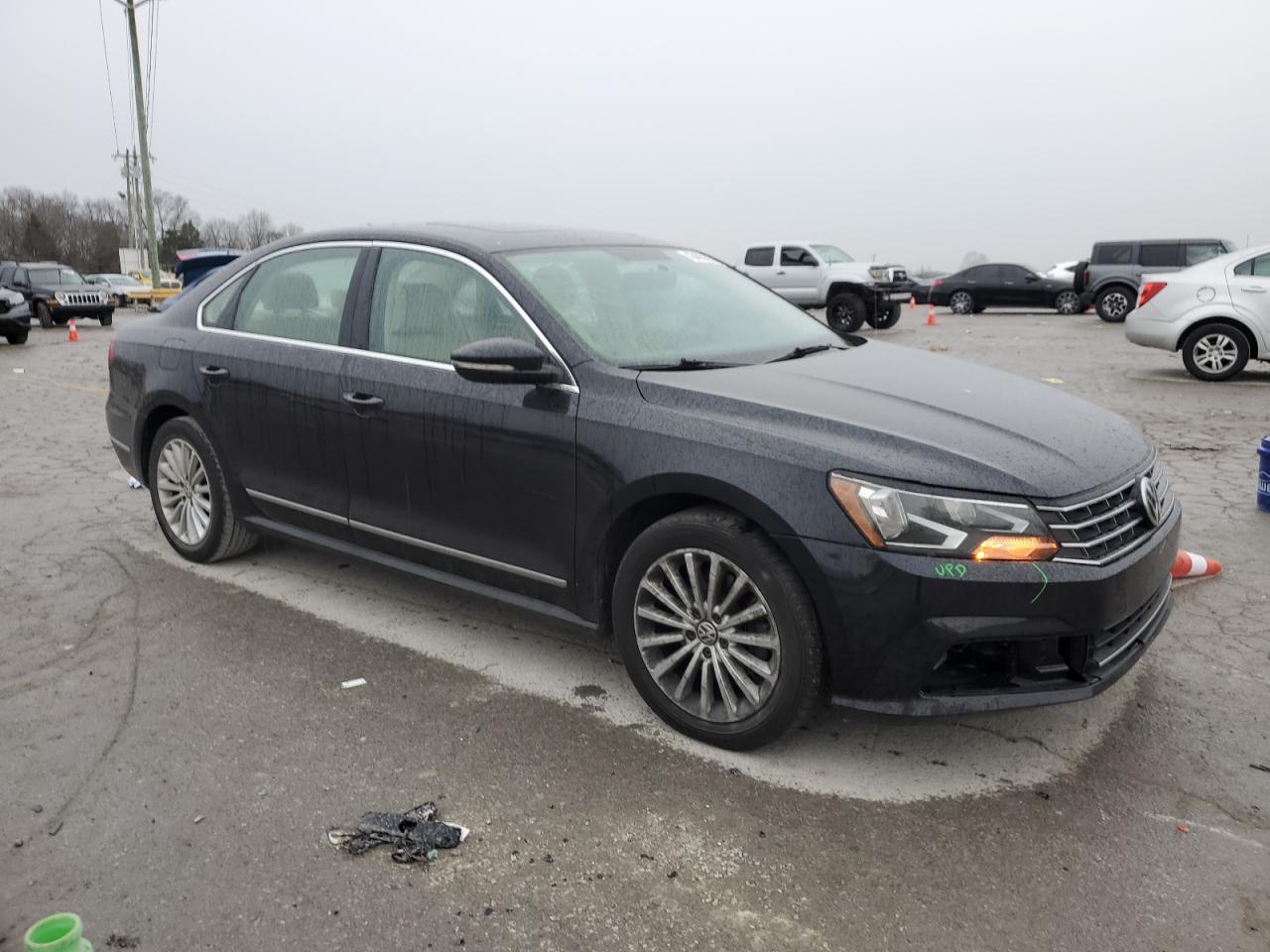 2017 Volkswagen Passat - Image 4