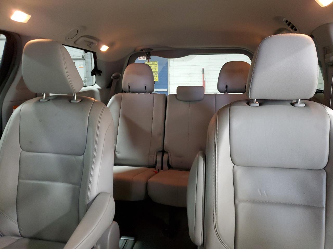 2015 Toyota Sienna - Image 10