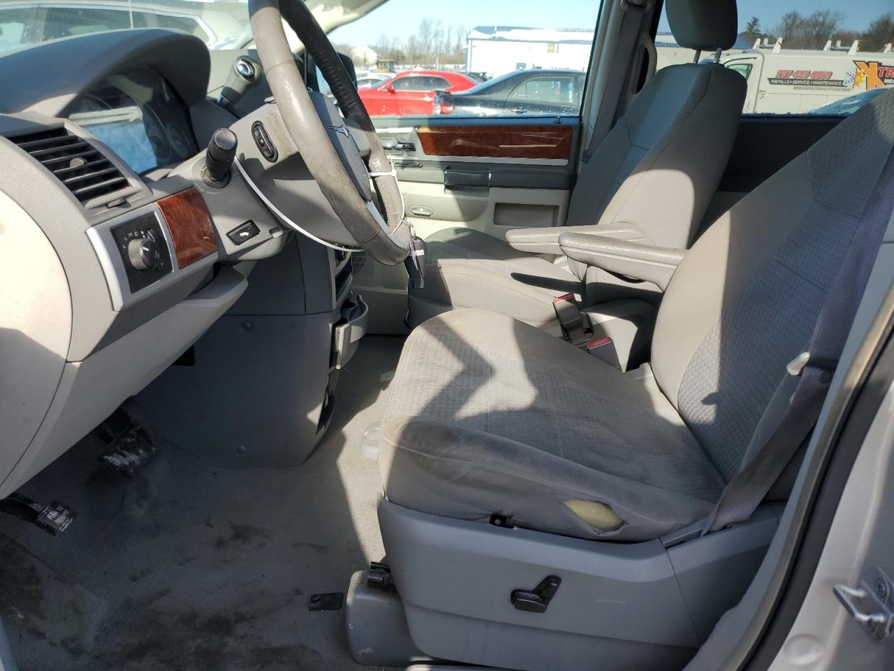 2009 Chrysler Town & Country - Image 7