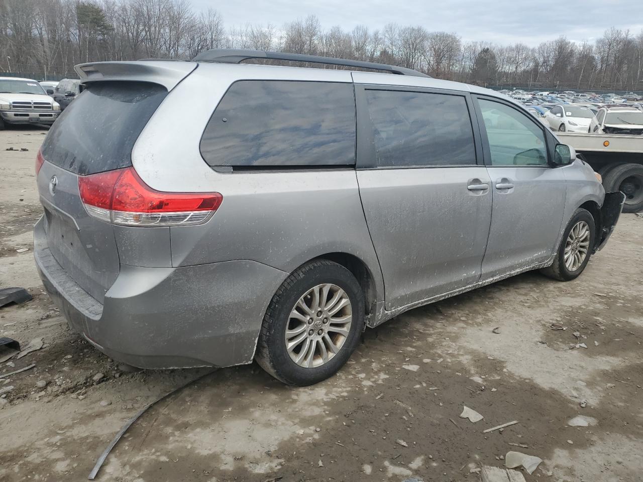 2012 Toyota Sienna - Image 3