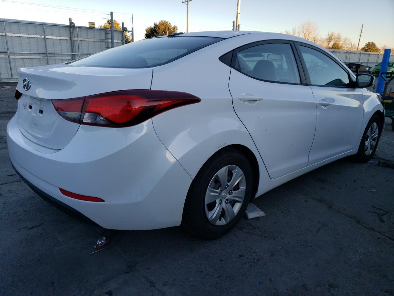 2016 Hyundai Elantra - Image 3