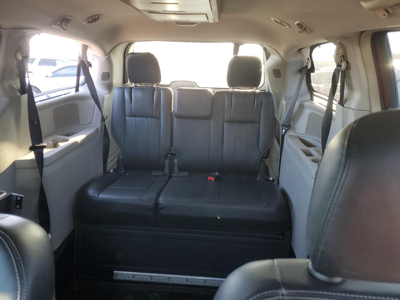 2014 Chrysler Town & Country - Image 10