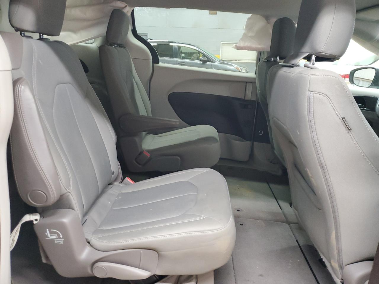 2017 Chrysler Pacifica - Image 12