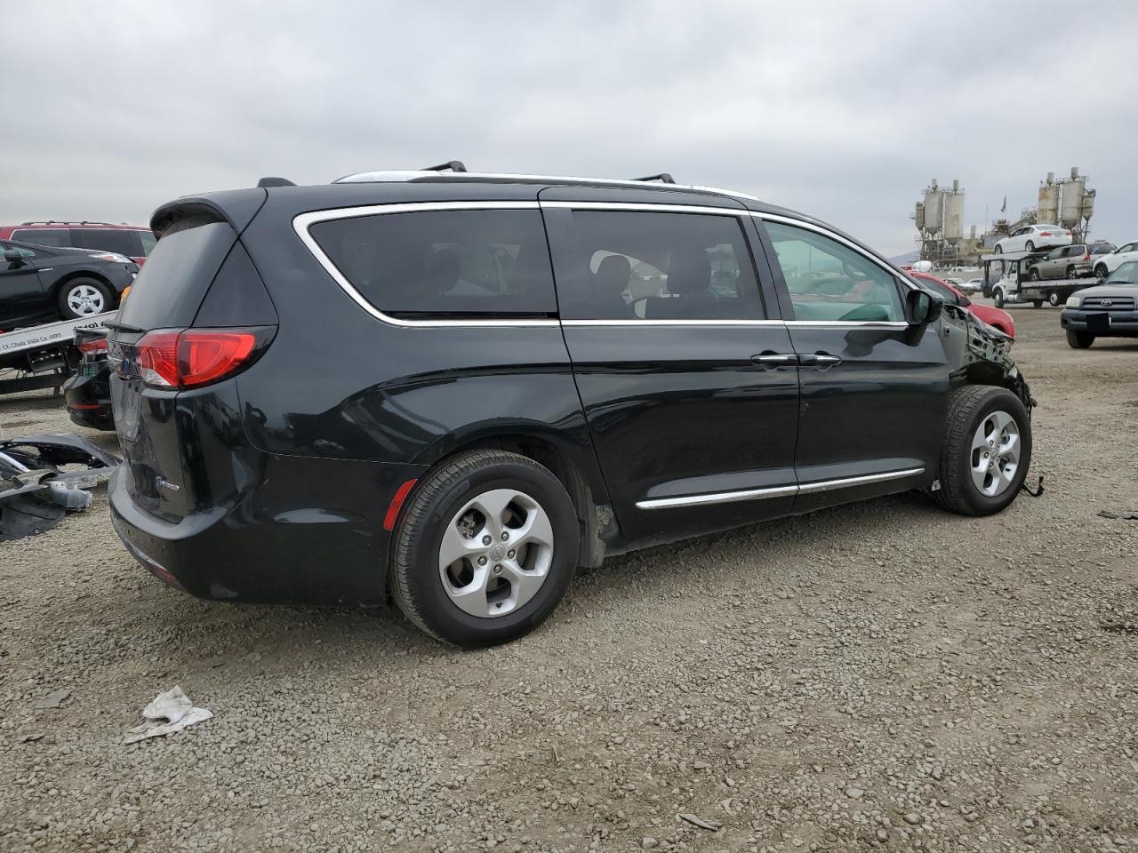 2018 Chrysler Pacifica - Image 3