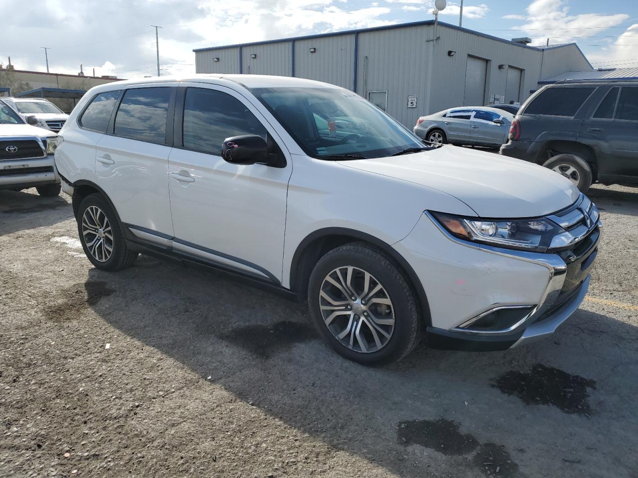 2018 Mitsubishi Outlander - Image 4
