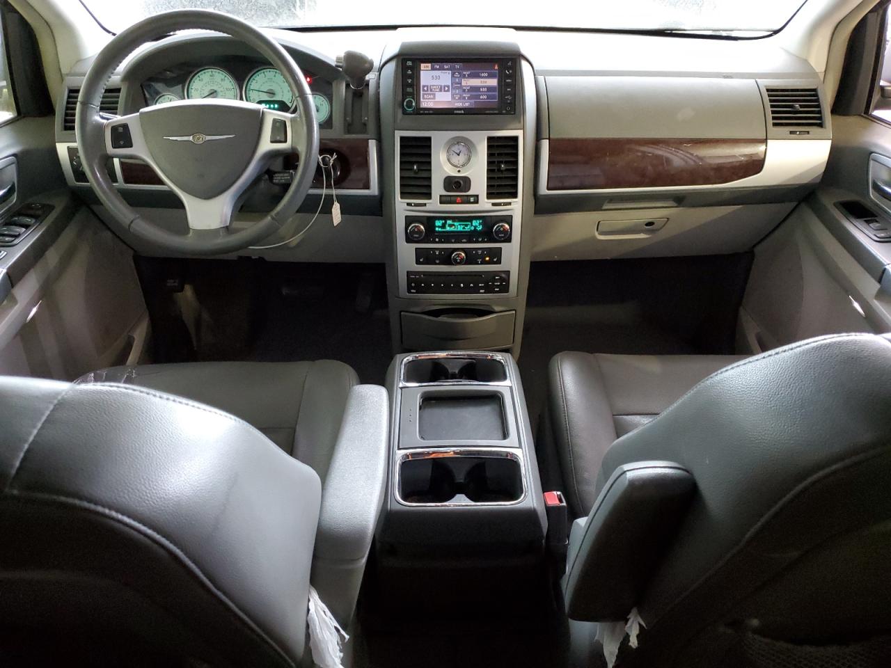 2010 Chrysler Town & Country - Image 8