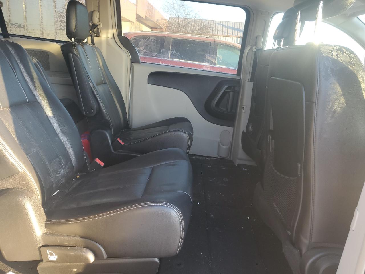 2014 Chrysler Town & Country - Image 11