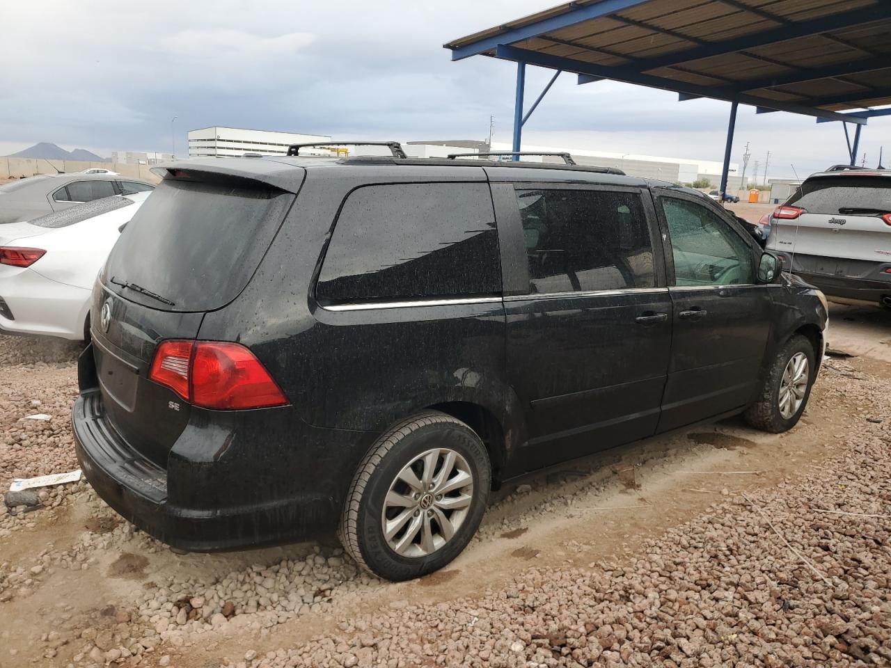2013 Volkswagen Routan - Image 3