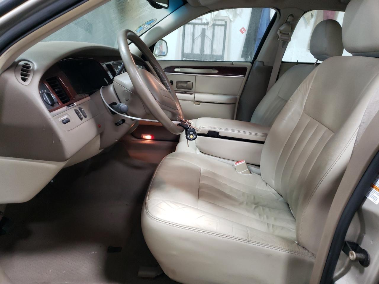 2004 Lincoln Town Car - Image 7