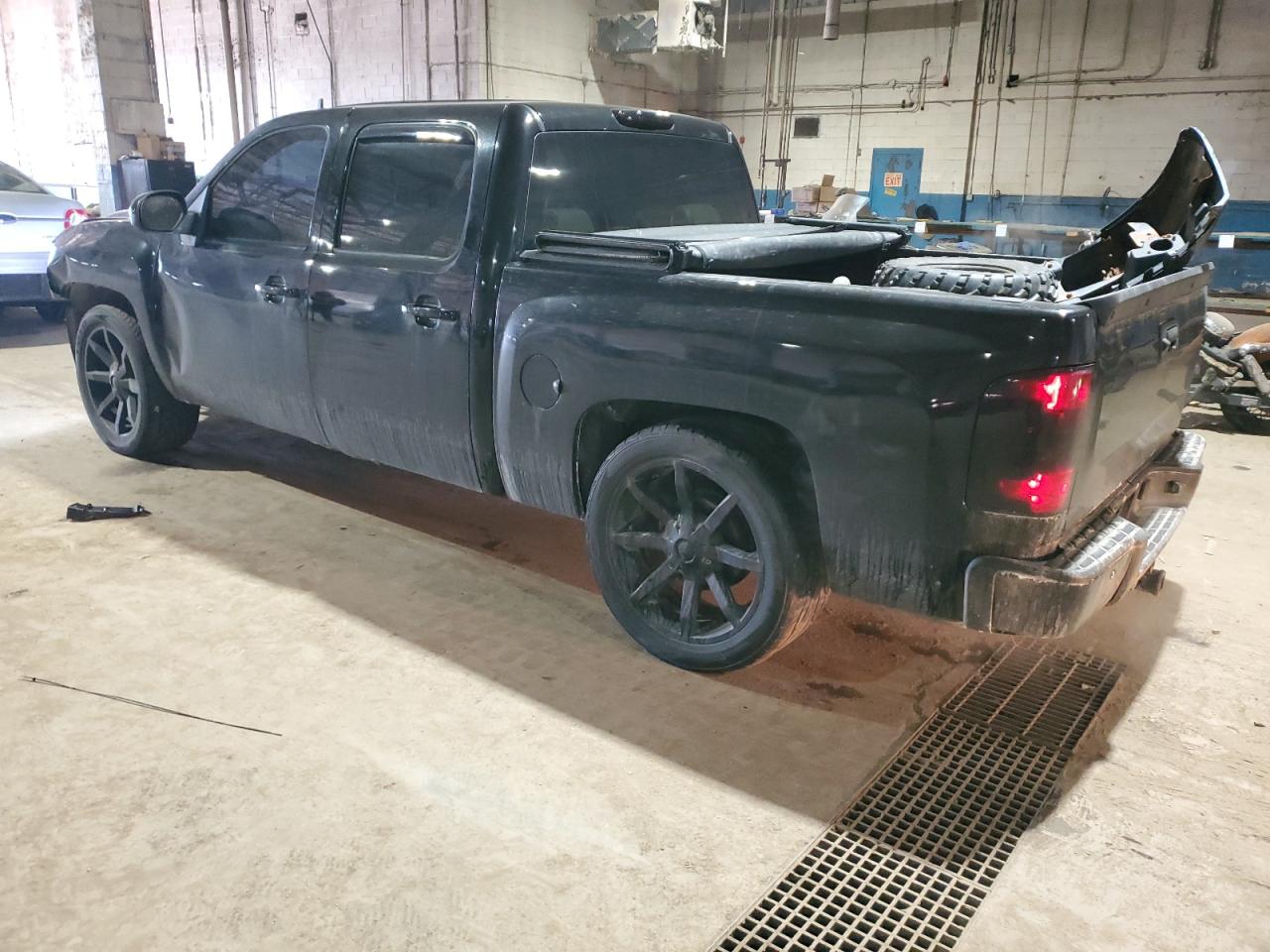 2007 Chevrolet Silverado - Image 2
